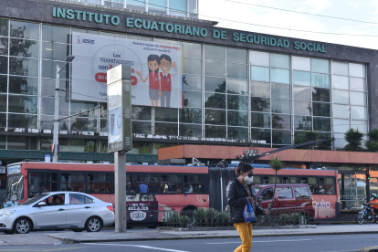 Exteriores de uno de los edificios del IESS, en Quito.