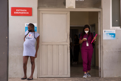 Asistencia. Una mujer embarazada espera turno en el área de emergencias de un hospital.