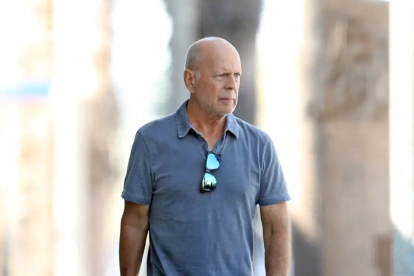Bruce Willis ya no reconoce a su familia. La más afectada es su madre quien tiene que ver en él comportamientos erráticos y de violencia.