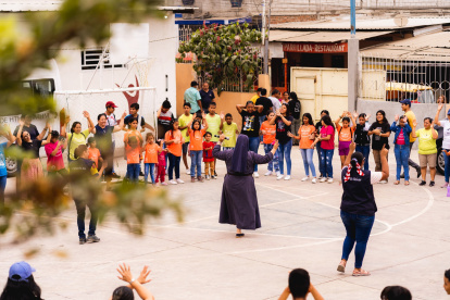 Un grupo de niños participa de una actividad en los patios de la Unidad Educativa Nobel, ubicada en la Cooperativa Puertas del Sol, regentada por la Fundación Educar en Cristo.