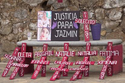 Fotografía de un altar con cruces y veladoras en recuerdo de mujeres asesinadas, el 6 de marzo de 2023 en la ciudad de Oaxaca (México).