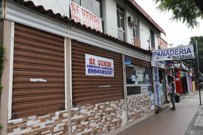 En varios locales de la avenida principal de la ciudadela Miraflores, donde funcionaban cangrejales o cafeterías, se han colocado letreros que anuncian su venta.