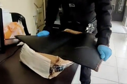 Evidencia. En unas cajas se halló la mercancía camuflada entre los tejidos