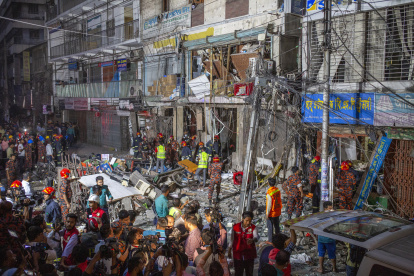 Los bomberos inspeccionan el sitio de una explosión en el área de Siddique Bazar en Dhaka, Bangladesh, el 7 de marzo de 2023.