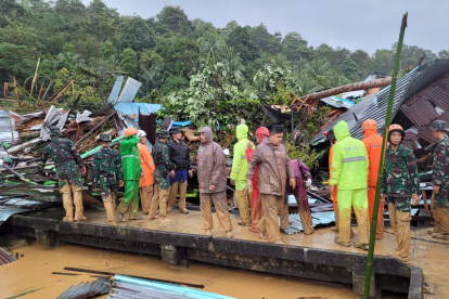 Se muestra a los rescatistas que buscan víctimas luego de un deslizamiento de tierra que golpeó una aldea en la isla de Serasan, regencia de Natuna, Indonesia