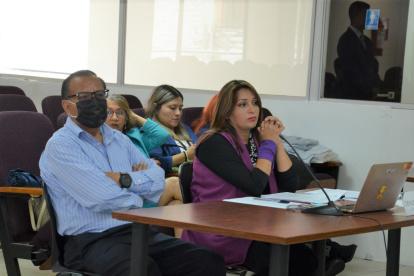 Los abogados de las partes exponen sus argumentos ante un juez electoral.