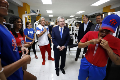 El presidente del COI, Thomas Bach, rodeado de deportistas boricuas.