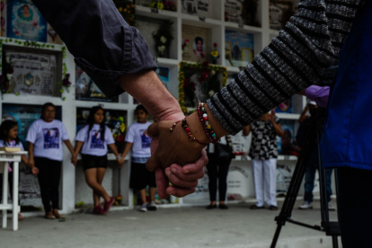 Viudas y huérfanos de la masacre se reúnen cada cierto tiempo para visitar las tumbas de los asesinados.