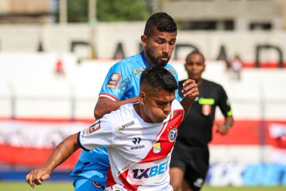 Joao Rojas (atrás) dio la asistencia para uno de los 3 tantos de Garcilaso.