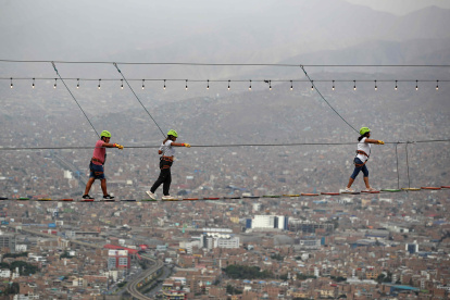 Varias personas fueron registradas al cruzar un puente colgante, en las Lomas del Mirador, en San Juan de Lurigancho.