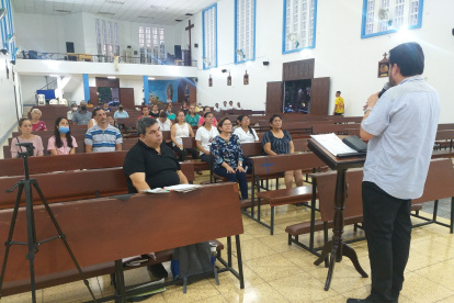 Fieles de la iglesia Inmaculada Concepción acudió a escuchar la charla de Cristóbal Flores.