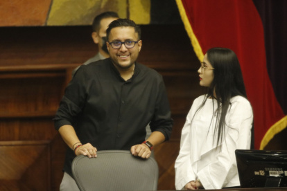 Actitud. Pese a las diferencias, el oficialista Juan Flores y  Viviana Veloz dialogaron amenamente previo a la votación.