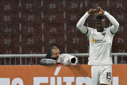 José Angulo festeja tras marcar el segundo tanto de Liga de Quito en la goleada sobre Delfín.