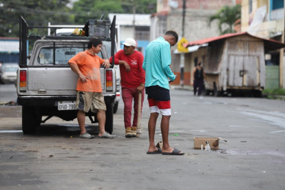 En las calles Camilo Destruge entre Nicolás Segovia y Alfredo Valenzuela fue asesinado Douglas Leal. Vecinos colocaron velas donde cayó su cuerpo.