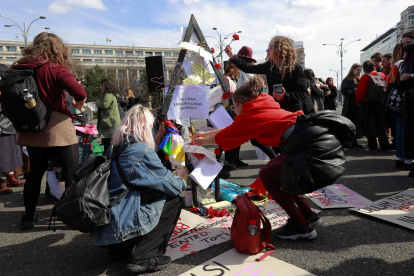 Activistas rumanos colocan letras y perchas en una estatua improvisada construida en memoria de las mujeres que murieron debido a abortos ilegales durante el pasado régimen comunista.