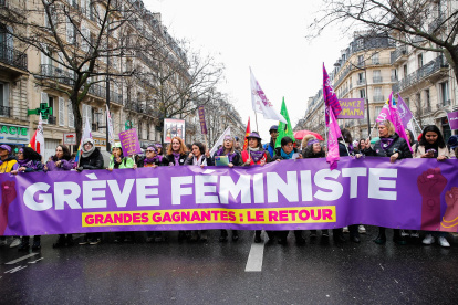 Comienzo de la manifestación con el lema "Huelga feminista, grandes triunfadoras: el regreso" en referencia al movimiento contra la reforma de las pensiones durante el día internacional de lucha por los derechos de la mujer en París, Francia, 08 de marzo de 2023.