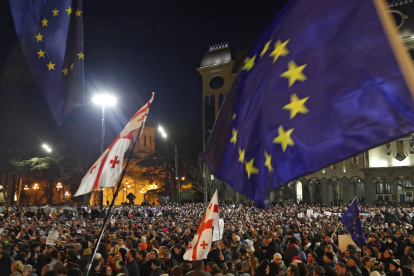 La gente participa en una manifestación para protestar contra la adopción de la llamada "Ley de Agentes Extranjeros" frente al edificio del Parlamento en Tbilisi.