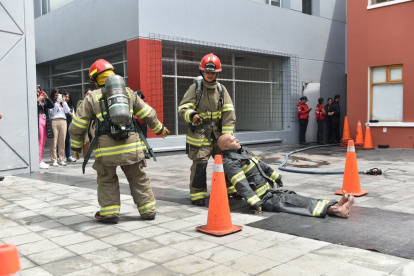 Equipo. Desplazar a un muñeco de 85 kilogramos como simulacro del rescate de un compañero lo hace una sola persona, dentro del circuito