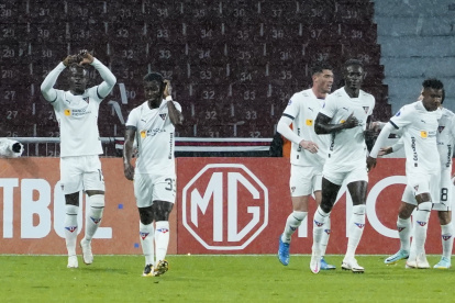 José Angulo (i) marcó el segundo gol en la victoria de Liga de Quito sobre Delfín.