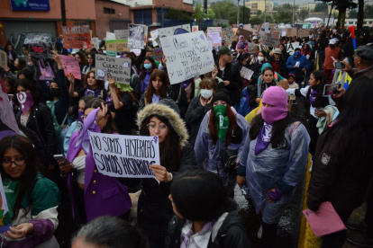 Las asistentes llevan carteles con los que alzan su voz de protesta.