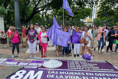 Feministas se concentran en el Parque Centenario.