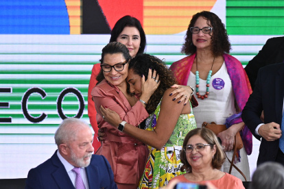 La primera dama Janja da Silva (c-i), abraza a la Ministra de Igualdad Racial, Anielle Franco (c-d), durante la ceremonia de celebración del Día Internacional de las Mujeres, hoy en el Palacio del Planalto en Brasília (Brasil). El presidente de Brasil, Luiz Inácio Lula da Silva, pidió este miércoles conmemorar el Día Internacional de la Mujer "con respeto" para acabar con la "intolerable" violencia machista y cambiar el actual sistema de "privilegios de los hombres", en vez de regalar flores. EFE/André Borges