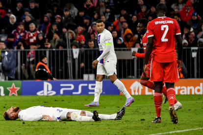 La frustración de Sergio Ramos (i) y Kilyan Mbappé (c) tras quedar eliminados de la Champions League.