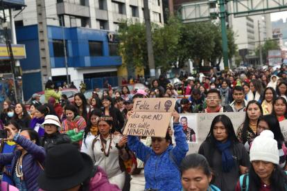 Colectivos de mujeres universitarias, trabajadores, educadores y de otras vertientes se expresan con carteles.