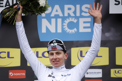 Tadej Pogacar del UAE celebra tras conseguir el liderato general de la carrera.