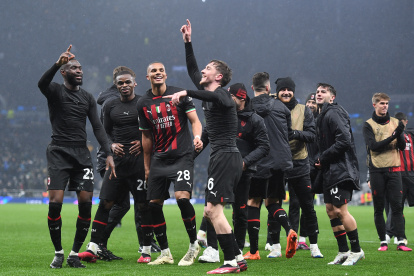 AC Milan players celebrate at the end of the UEFA Champions League, Round of 16, 2nd leg match between Tottenham Hotspur and AC Milan in London, Britain, 08 March 2023. (Liga de Campeones, Reino Unido, Londres) EFE/EPA/Andy Rain
