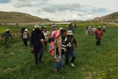 Pobladores rescatan a soldados del rio Llave en Puno (Perú).