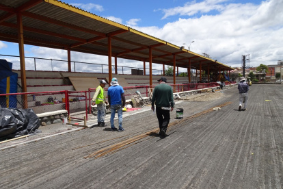 Los pocos trabajadores que laboran en la obra se dedican a la pista.