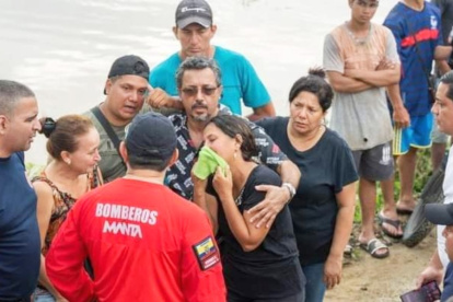 Familias lamentan el fallecimiento de un ciudadano mientras se hace el levantamiento del cuerpo.