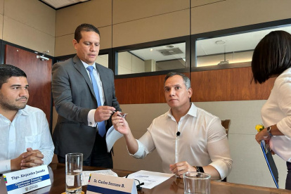 Cita. El viceprefecto electo del Guayas, Carlos Serrano, lidera el proceso de transición de la Prefectura que, junto a Marcela Aguiñaga, administrará.