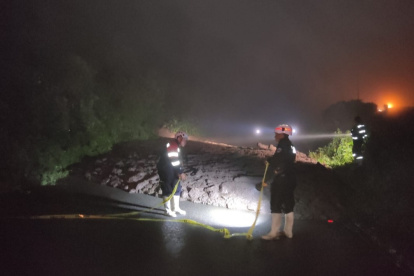 Las afectaciones por la estación lluviosa en la provincia de Chimborazo comienzan a sentirse. En esta semana se reportaron cierres de carreteras en varios cantones por los deslaves provocados por las precipitaciones.
 En Alausí, además de las grietas que amenazan la carretera, también han ocurrido deslaves. “Tenemos miedo de que si las lluvias continúan afecten más. Aunque las mesas técnicas están trabajando, con la naturaleza no se sabe”, afirmó la moradora Esther Choto.
En el mismo cantón, en la parroquia Huigra, la carretera que va hacia El Triunfo quedó cerrada por un deslave en el sector Lugmas, la noche del lunes pasado. El incremento del caudal del río Chanchán, que atraviesa la población, también causa estragos. 
De la misma forma, moradores reportaron afectaciones a las bases del puente de Pepinales. El Gobierno Parroquial Rural de Huigra y el Ministerio de Obras Públicas han movilizado maquinaria al lugar. 
De igual modo, la vía entre Riobamba y Cumandá, en la provincia de Chimborazo,    presenta deslaves.