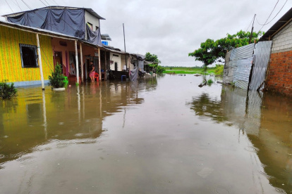 Inundación. El río llegó hasta las calles de la parroquia Febres Cordero.