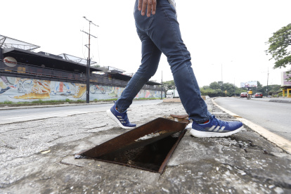Tapa deteriorada en el kilómetro 1 de la avenida Carlos Julio Arosemena.