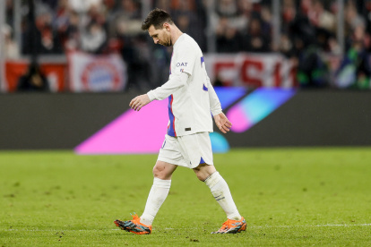 Lionel Messi abandona el campo de juego en Alemania tras caer eliminado otra vez en Champions.