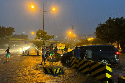 Los vehículos trataban de evadir el tráfico y las inundaciones provocadas por la lluvia
