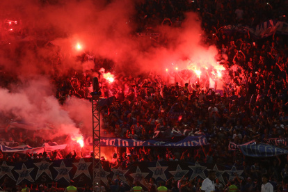 NO ES UN INCENDIO FORESTAL SINO EL ENCENDIDO DE BENGALAS POR PARTE DE LA HINCHADA AZUL EN EL "CHUCHO" BENITEZ Emelec presenta a su plantilla en la nominada noche azul y disputa un partido amistoso con el equipo Alianza Lima de Peru Agencia (ag-extra)
