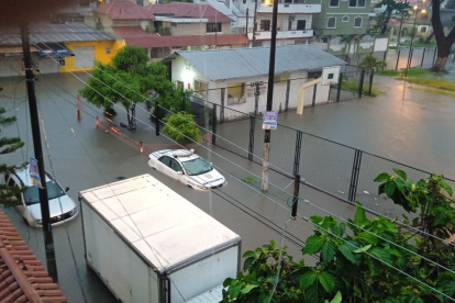 En la ciudadela El Cóndor, los estragos de la tormenta fueron evidentes.