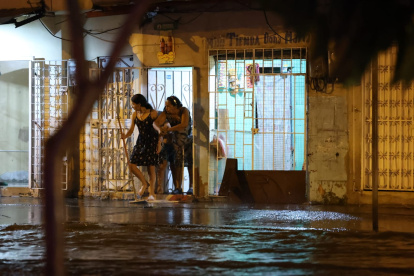 Estragos del aguacero: Árbol cayó encima de dos carros y una casa.