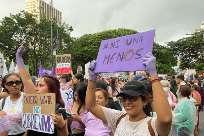 Mujeres exigen sus derechos en la ciudad de Guayaquil.