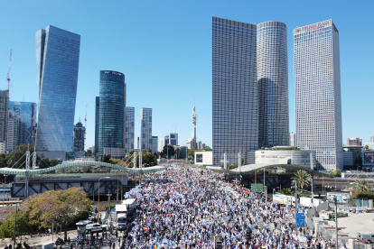 Una imagen tomada con un dron muestra a los manifestantes durante una manifestación contra el plan de reforma del sistema de justicia del gobierno en Tel Aviv, Israel.