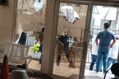 Puertas y mobiliario de la zona de ingreso a consulta externa evidencian los daños ocasionados por manifestantes