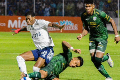 Jackson Rodríguez (i) sufrió una fractura en su tobillo y peroné de la pierna izquierda, tras la falta que el cometió Richard Calderón (c), de Orense.