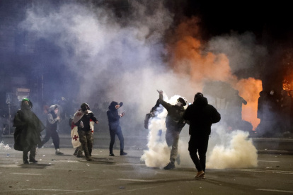 Manifestantes protestan contra la adopción de la llamada "Ley de Agentes Extranjeros" frente al edificio del Parlamento en Tbilisi, Georgia.