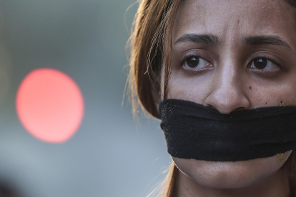 En conmemoración del Día Internacional de la Mujer, manifestantes simbolizan la violencia que sufren las mujeres y reclaman sus derechos.