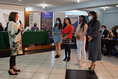 Rosalía Arteaga, presidenta de Fidal, junto a los becarios de la Escuela de Liderazgo.