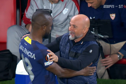El momento del abrazo entre Enner y Jorge Sampaoli.